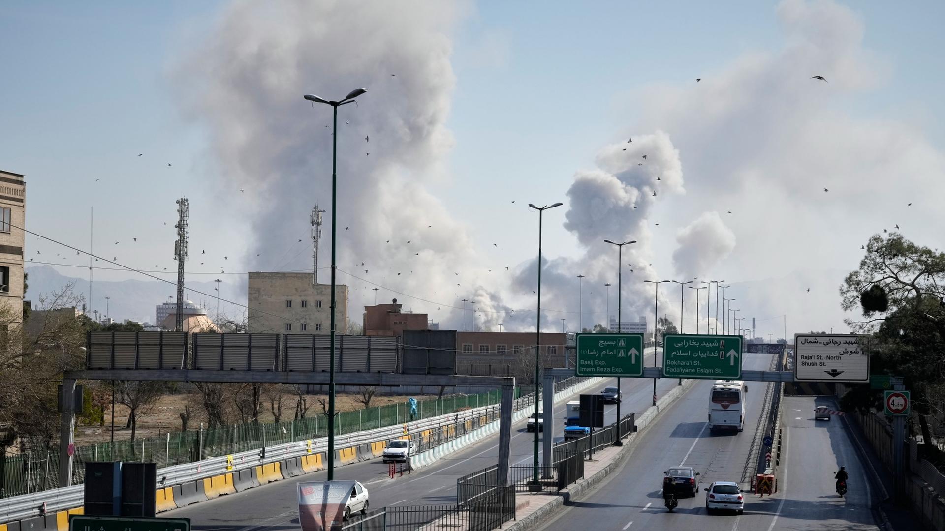 In Teheran steigen Rauchschwaden auf, während Angriffe auf die Stadt erfolgen. | Vahid Salemi/AP/dpa