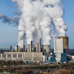 Dampf steigt aus dem RWE Braunkohlekraftwerk Niederaußem.