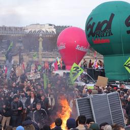 Menschen demonstrieren am Place de la Concorde in Paris