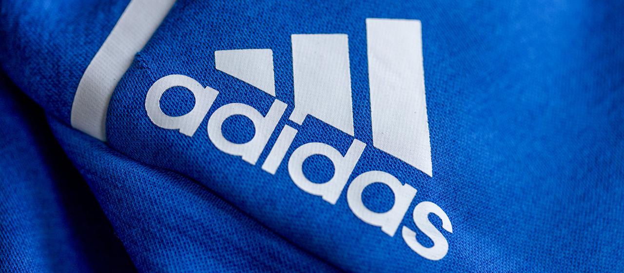 Adidas Logo auf eineeiner blauen Jacke