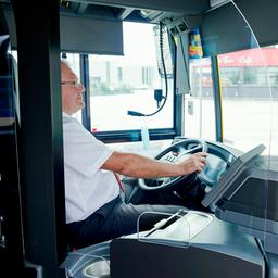 Ein Busfahrer sitzt in einem Bus der Südwestdeutschen Landesverkehrs-AG (Archivbild: Mai 2020)