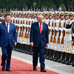 Donald Trump und Xi Jinping bei einer Militärparade.