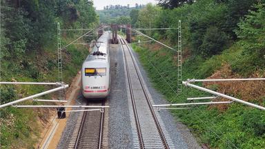 ICE fährt links über die kaputte Brücke in Richtung Wuppertal. Rechts ist gesperrt 