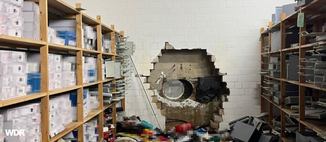 Loch in der Wand des Kellers einer Sparkassenfiliale in Gelsenkirchen