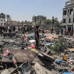 Menschen inspizieren die Zerstörung nach einem Luftangriff in Chan Yunis.