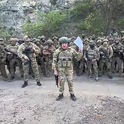 Jewgeni Prigoschin steht vor Wagner-Söldnern an einem ungenannten Ort (Screenshot Video)