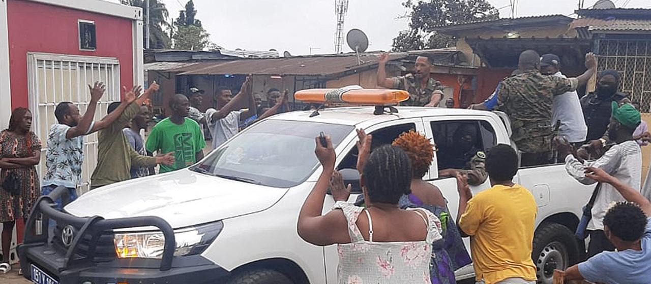 Anwohner applaudieren Mitgliedern der Sicherheitskräfte im Stadtteil Plein Ciel in Libreville.
