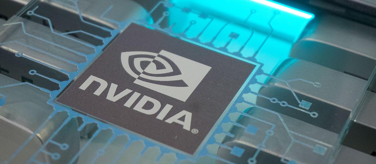 Das Nvidia-Logo ist auf auf einer NVIDIA AI Computing Card zu sehen