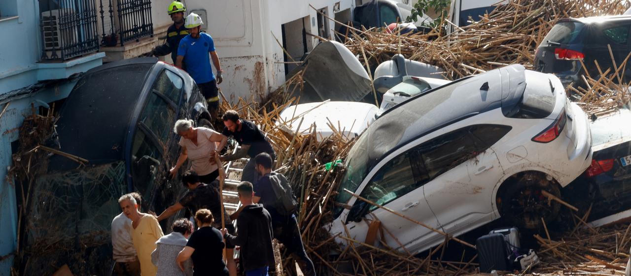 Rettungsarbeiten im Ort Paiporta in Spanien