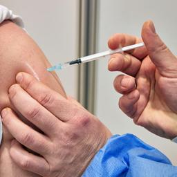 Ein Mann wird in einem Impfzentrum in Schleswig-Holstein gegen das Coronavirus geimpft