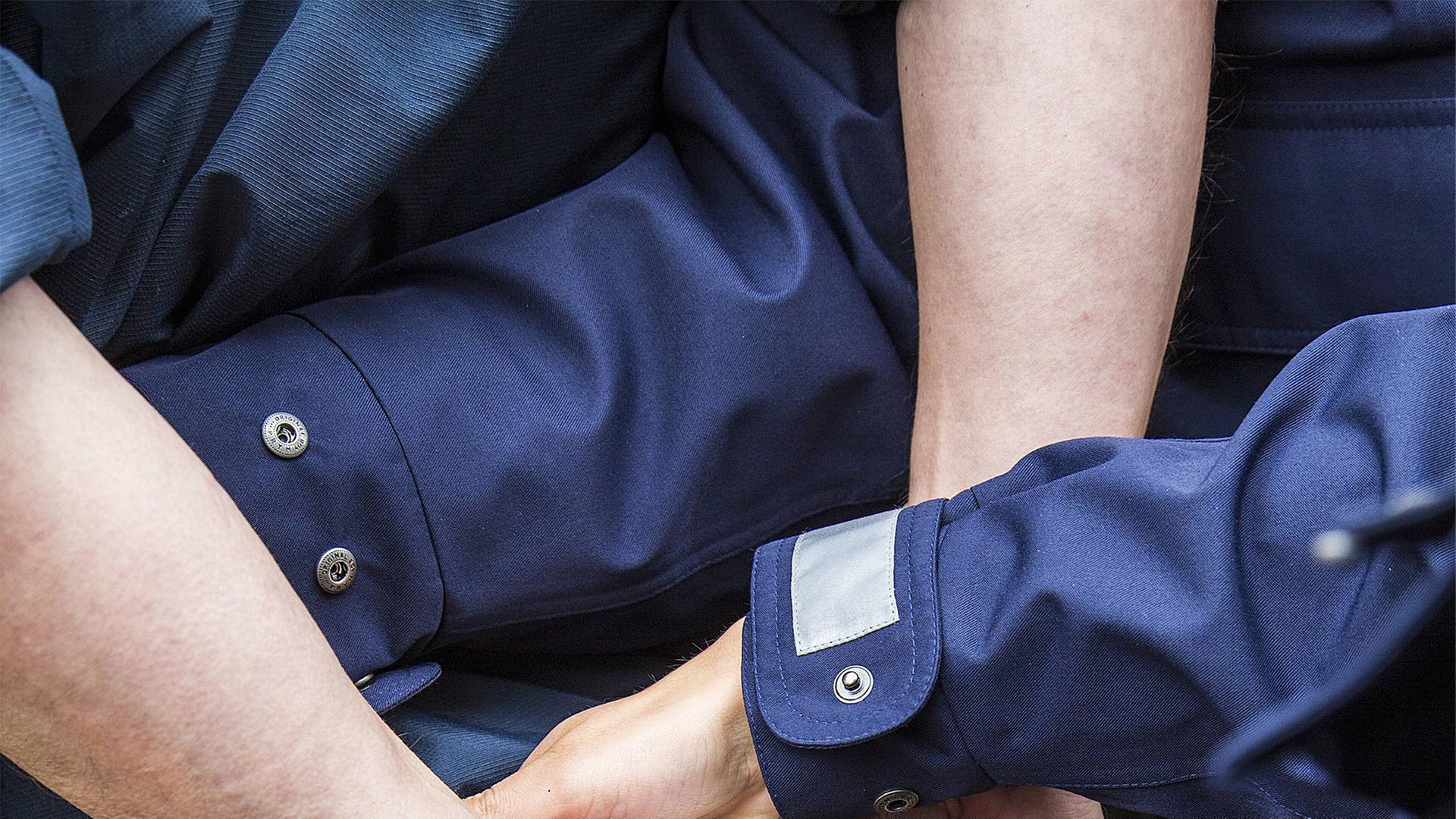 Polizisten legen einem Verdächtigen Handschellen an | imago/Jochen Tack
