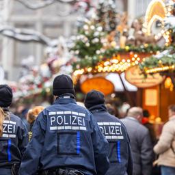 Auf dem Weihnachtsmarkt in Stuttgart sorgen Polizeibeamte für Sicherheit.