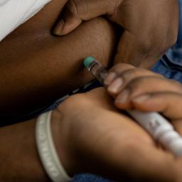 Ein Mann spritzt sich Insulin in den Bauch.