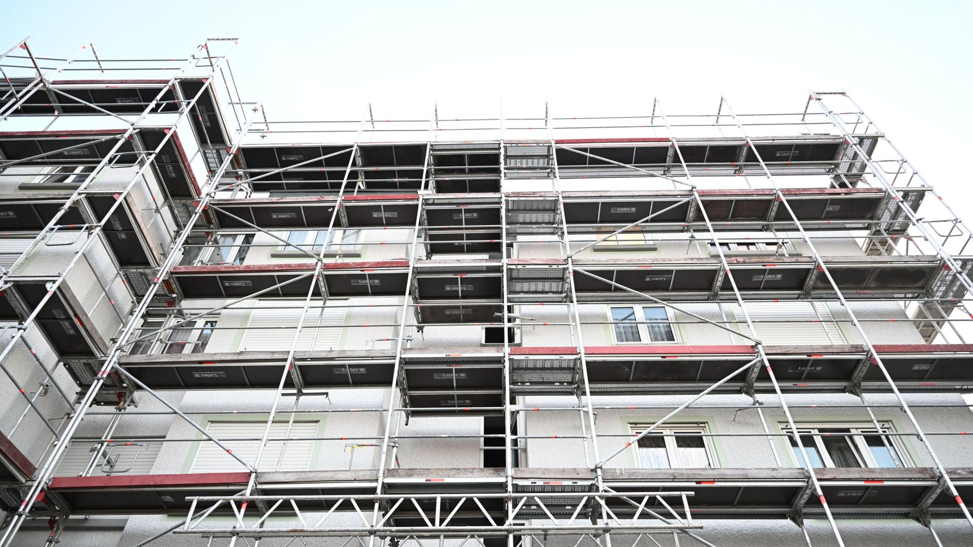 Ein Gerüst vor einer Baustelle (Archivbild).  | Bernd Weißbrod/dpa