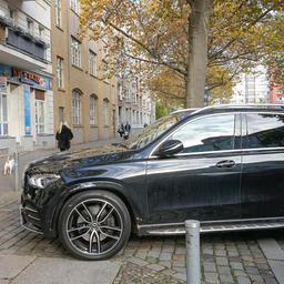 SUV auf einem Gehweg geparkt.