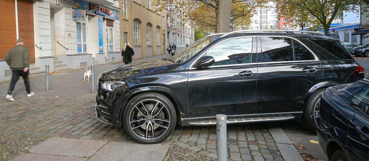 SUV auf einem Gehweg geparkt.