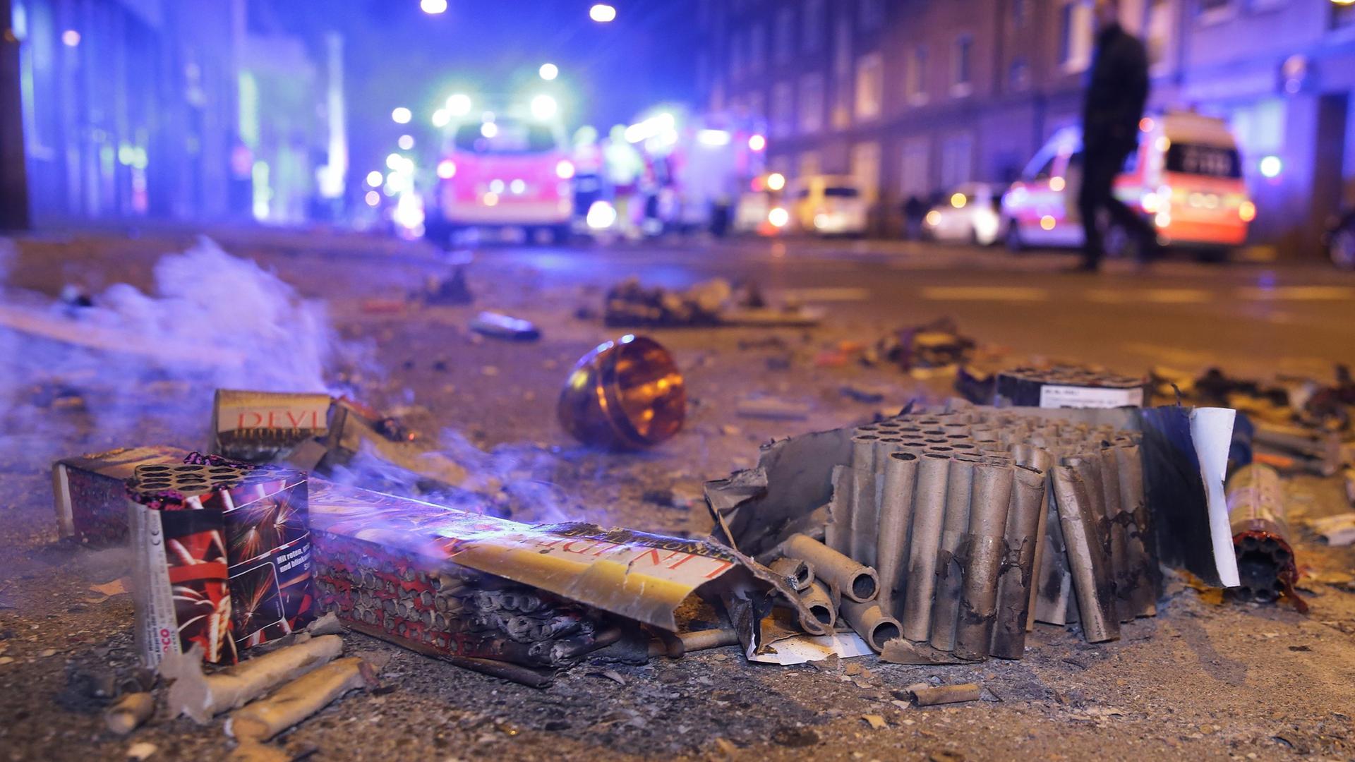 Abgebrannte Böller liegen auf einer Straße in Düsseldorf | dpa