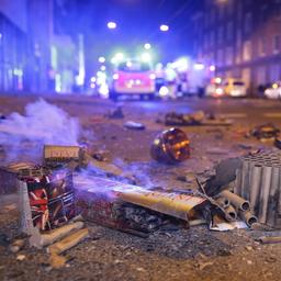 Abgebrannte Böller liegen auf einer Straße in Düsseldorf