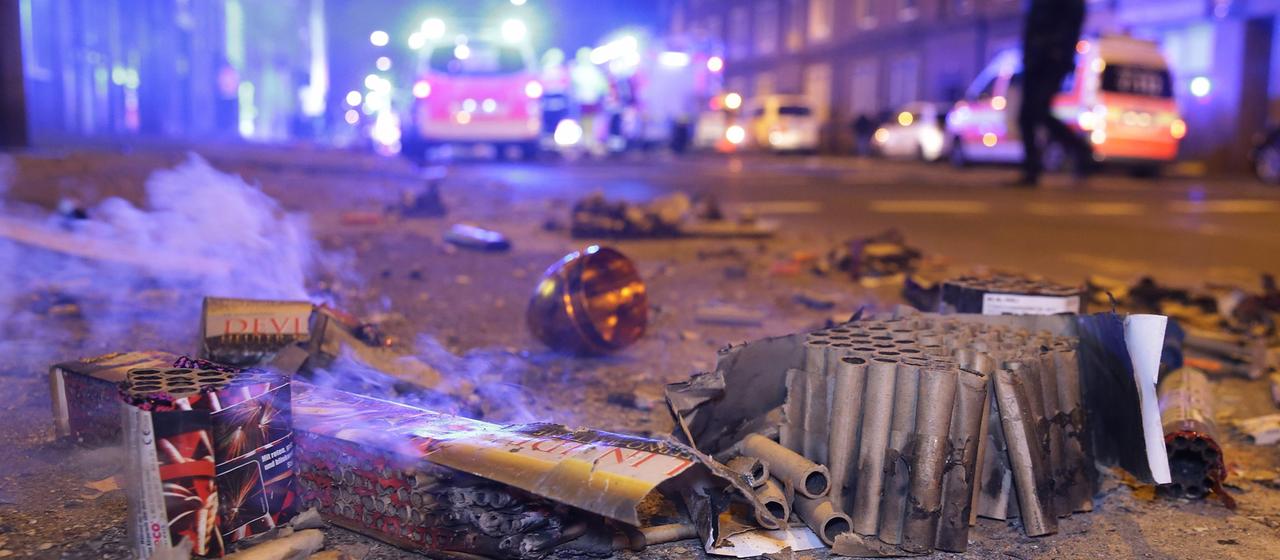 Abgebrannte Böller liegen auf einer Straße in Düsseldorf