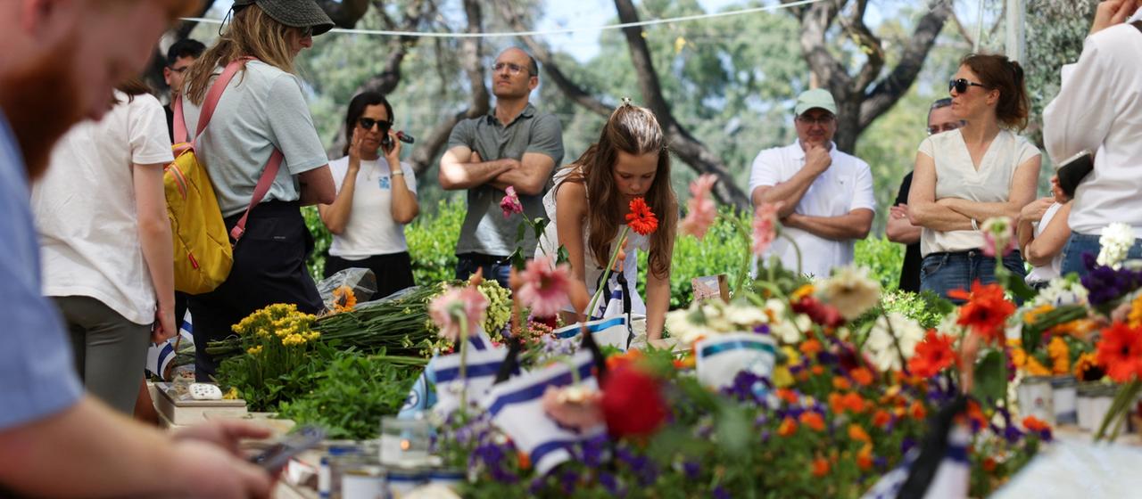 Menschen trauern an den Gräbern am israelischen Gedenktag auf einem Friedhof in Tel Aviv.
