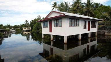 Im Februar 2004 steht ein Teil des Funafuti Atolls (Tuvalu) unter Wasser. 