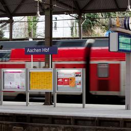 Ein Regionalzug fährt durch den Hauptbahnhof Aachen