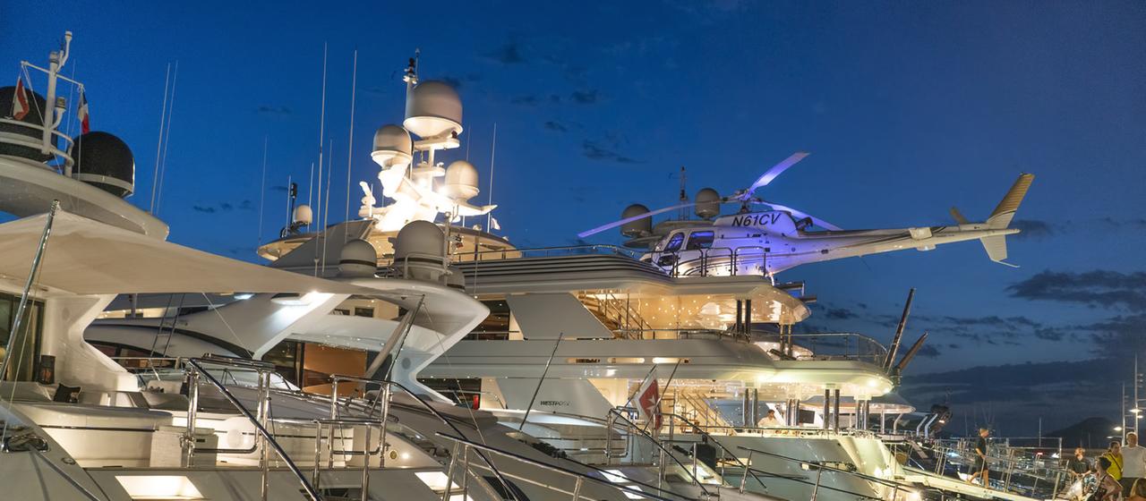 Luxus-Superjachten liegen im Hafen von Saint Tropez. | picture alliance / Global Travel Luxus-Superjachten liegen im Hafen von Saint Tropez.