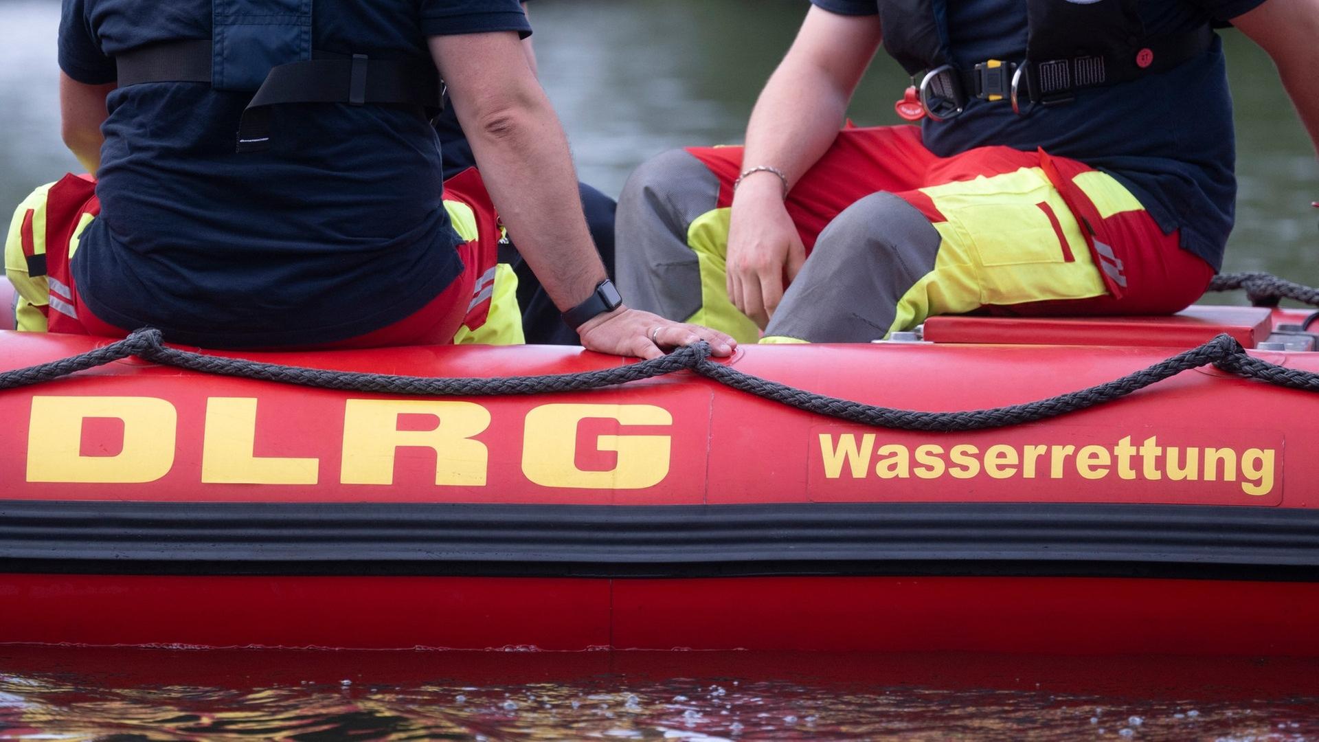 Solche Boote mit Suchmannschaften darauf wurden am Ende doch nicht benötigt. Ein Notruf hat am Montagabend Rettungskräfte aufgeschreckt. Es schien, als sei ein Baby in die Schmiech bei Ehingen gefallen. Auch die DLRG wurde alarmiert. Am Ende gab es eine große Überraschung und eine noch größere Erleichterung. (Symbolbild) | dpa Bildfunk, picture alliance/dpa | Marijan Murat