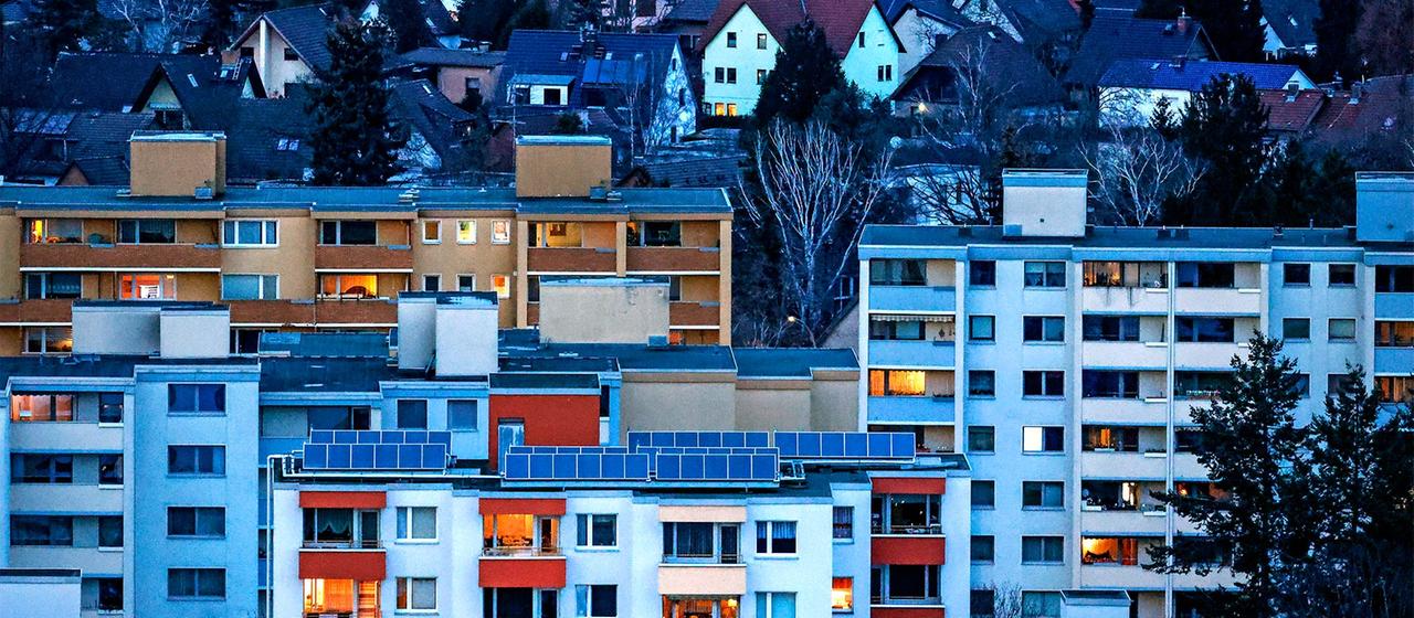 Blick auf Hochhäuser und Mehrfamilienwohnhäusern im Berliner Stadtteil Neukölln.