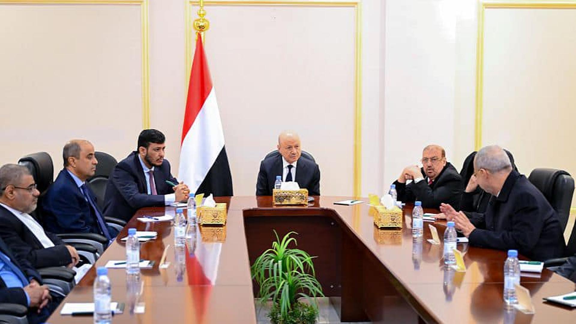 Raschad al-Alimi leitet eine Sitzung des Nationalen Verteidigungsrats.  | dpa