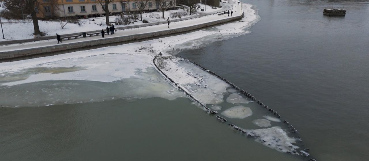 Vor der Insel Kastellholmen ist ein Schiffswrack zu sehen.
