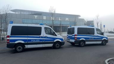 Polizeiautos vor dem Tesla-Werk in Grünheide/Brandenburg