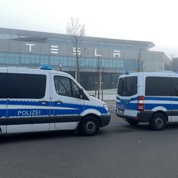 Polizeiautos vor dem Tesla-Werk in Grünheide/Brandenburg