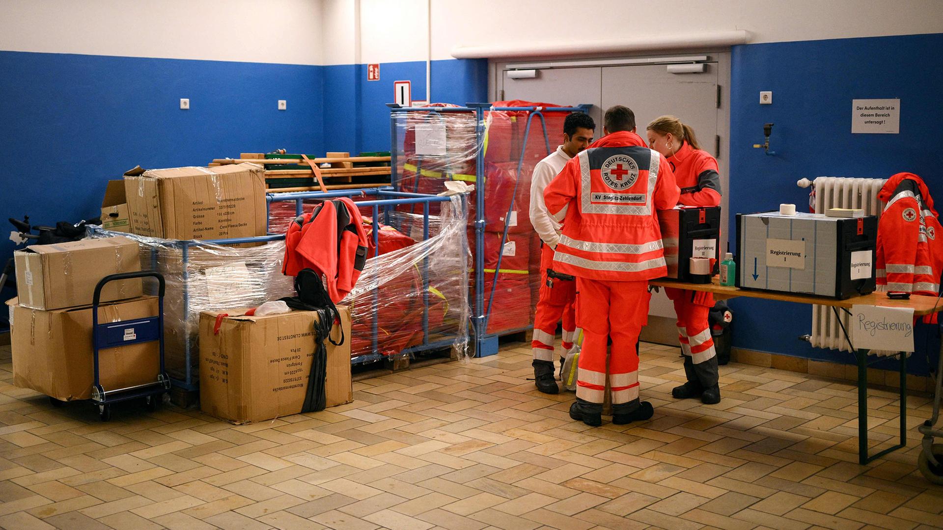 DRK-Mitarbeiter in einer Notunterkunft | AFP