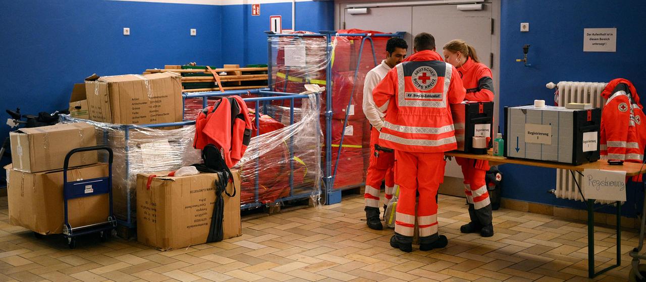 DRK-Mitarbeiter in einer Notunterkunft