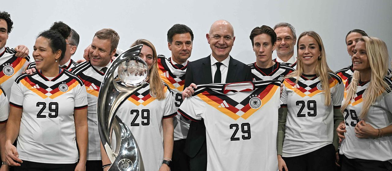 Spielerinnen der Fußball-Nationalmannschaft posieren mit dem Pokal der Europameisterschaft.