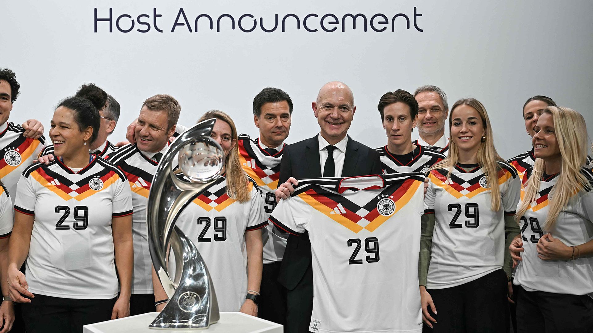 Spielerinnen der Fußball-Nationalmannschaft posieren mit dem Pokal der Europameisterschaft. | AFP