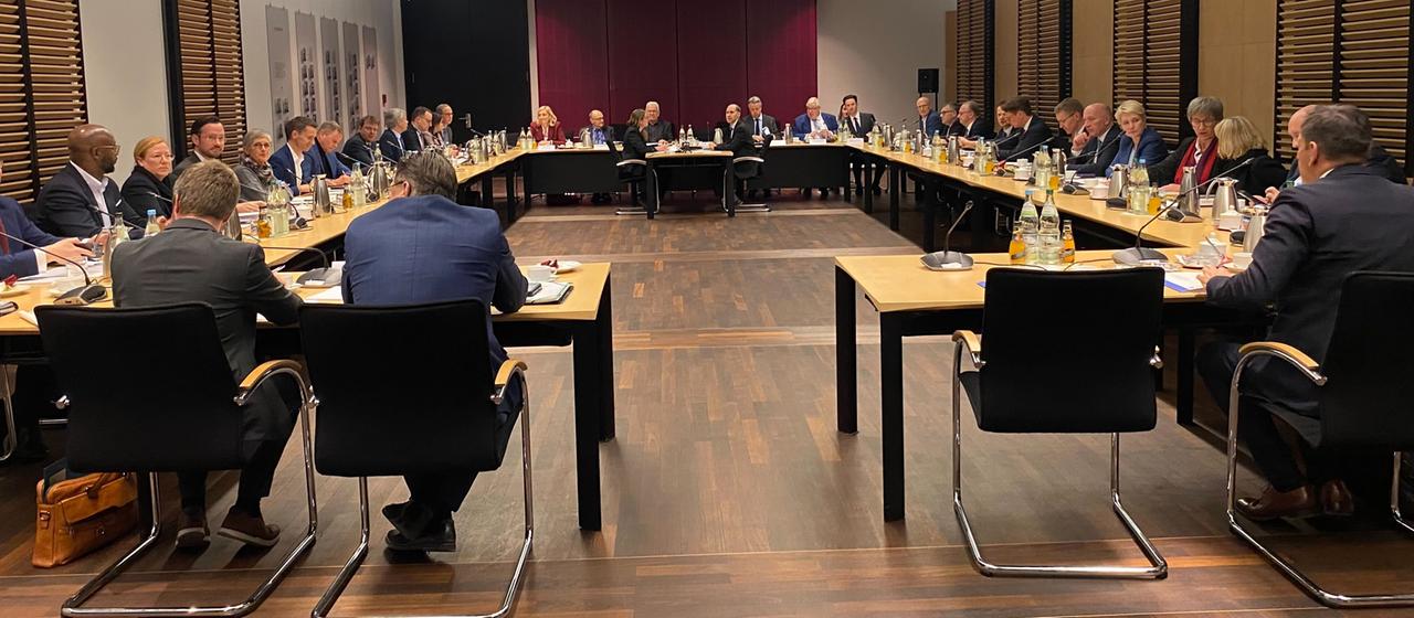 Der Vermittlungsausschuss tagt zur Stabilisierung der Krankenkassenbeiträge. 