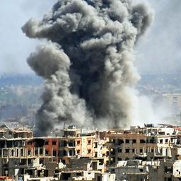 Rauchwolken steigen nach Einschlägen über der syrischen Stadt Duma auf