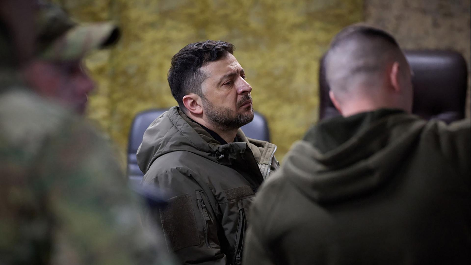 Wolodymyr Selenskyj bei einem Besuch im Hauptkommandoposten der 100. Separaten Mechanisierten Brigade in der Region Donezk. | Handout / UKRAINIAN PRESIDENTIAL PRESS SERVICE / AFP