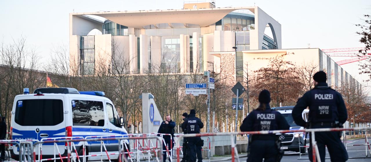 Polizeibeamte stehen vor dem dem Kanzleramt