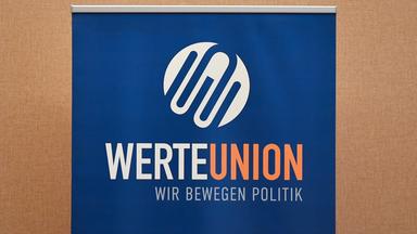 Ein Aufsteller mit dem Logo der Werteunion.