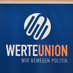 Ein Aufsteller mit dem Logo der Werteunion.