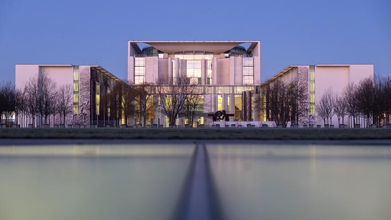 Das Kanzleramt im Berliner Regierungsviertel bei Sonnenaufgang.