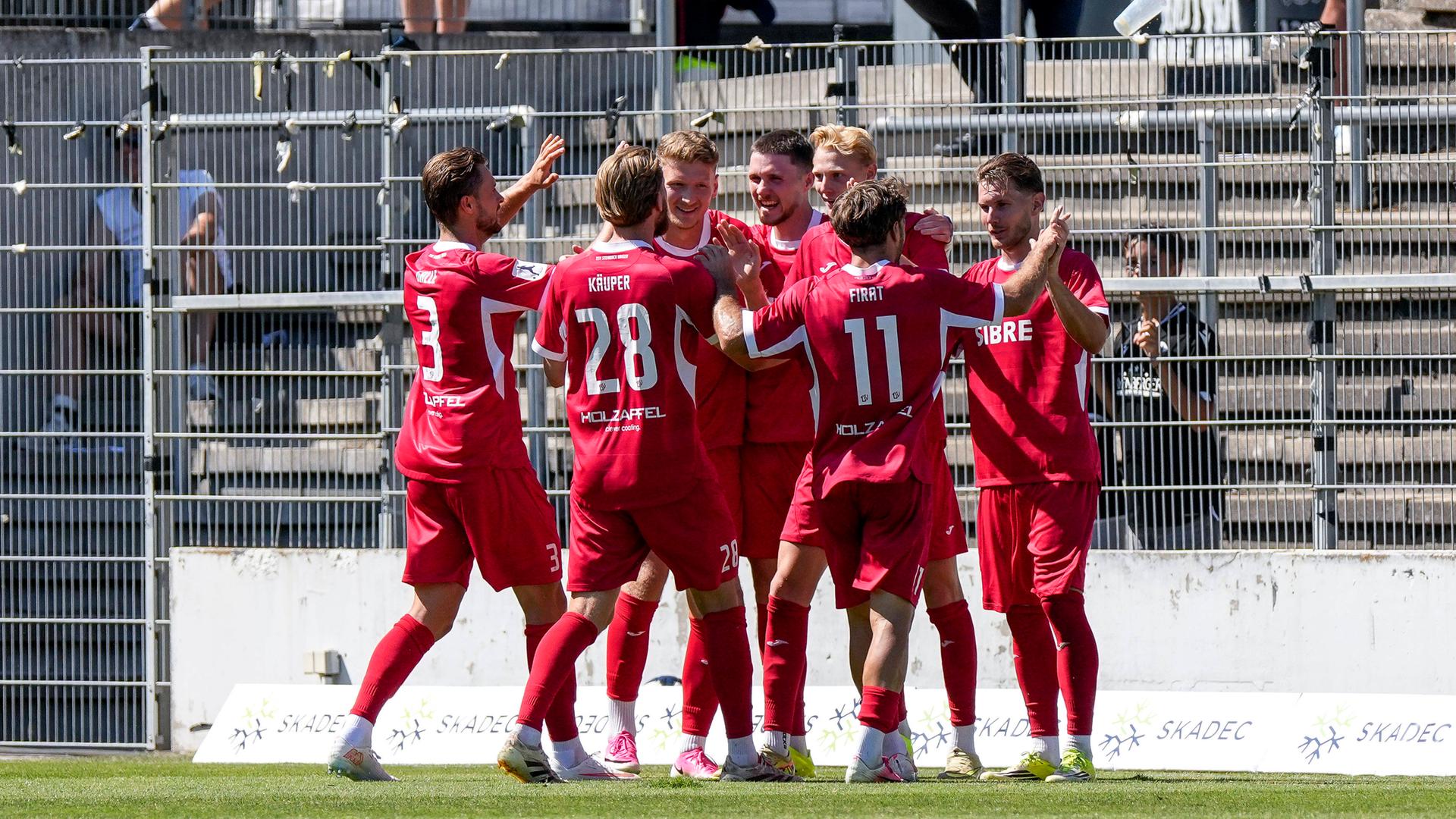 Jubel bei den Spielern des TSV Steinbach Haiger. Sie laufen zusammen, klatschen sich ab. | IMAGO / foto2press