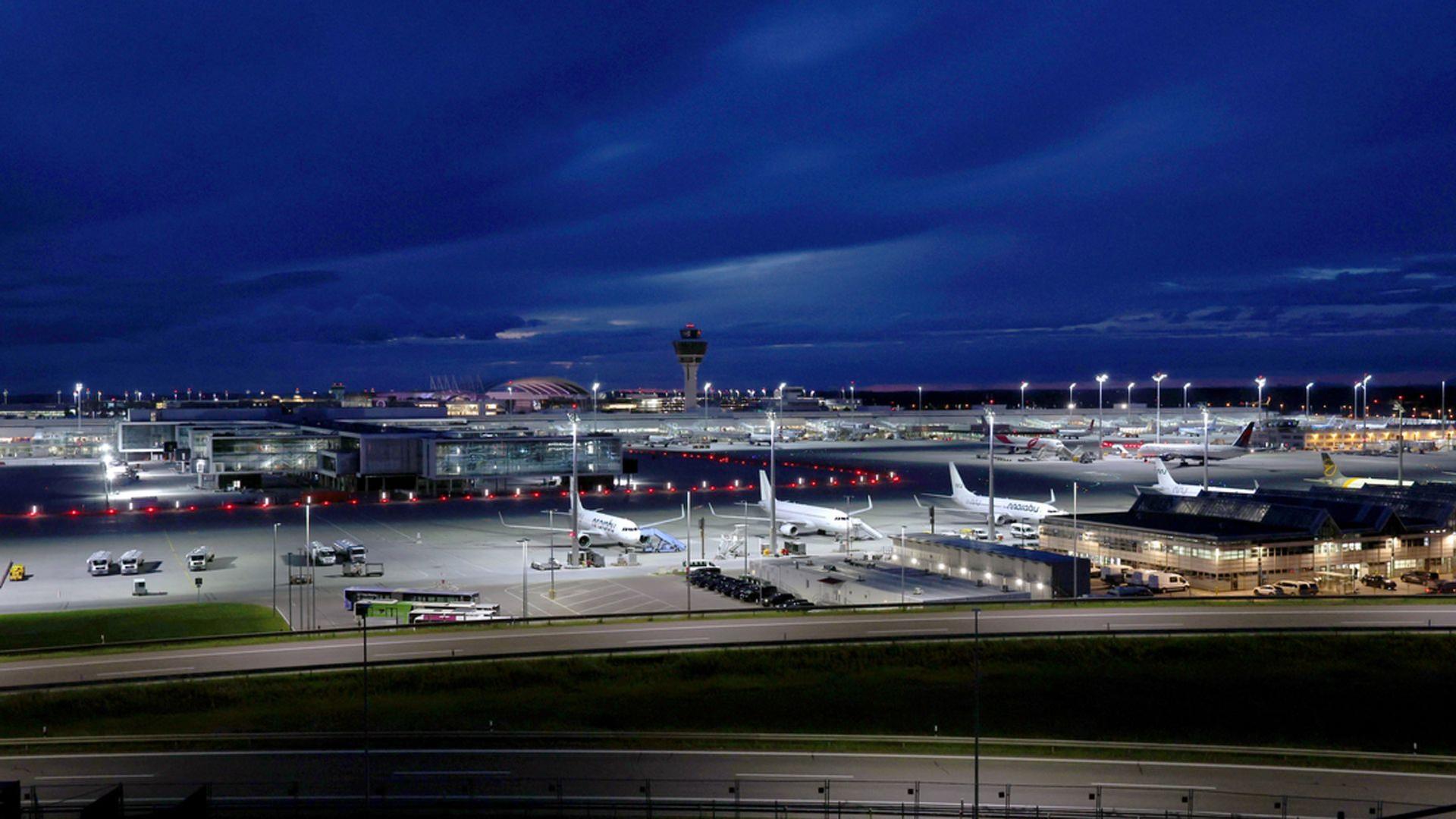 Archivbild: Flugzeuge stehen vor Sonnenaufgang auf dem Flughafen Franz-Josef-Strauß.  | dpa-Bildfunk/Karl-Josef Hildenbrand