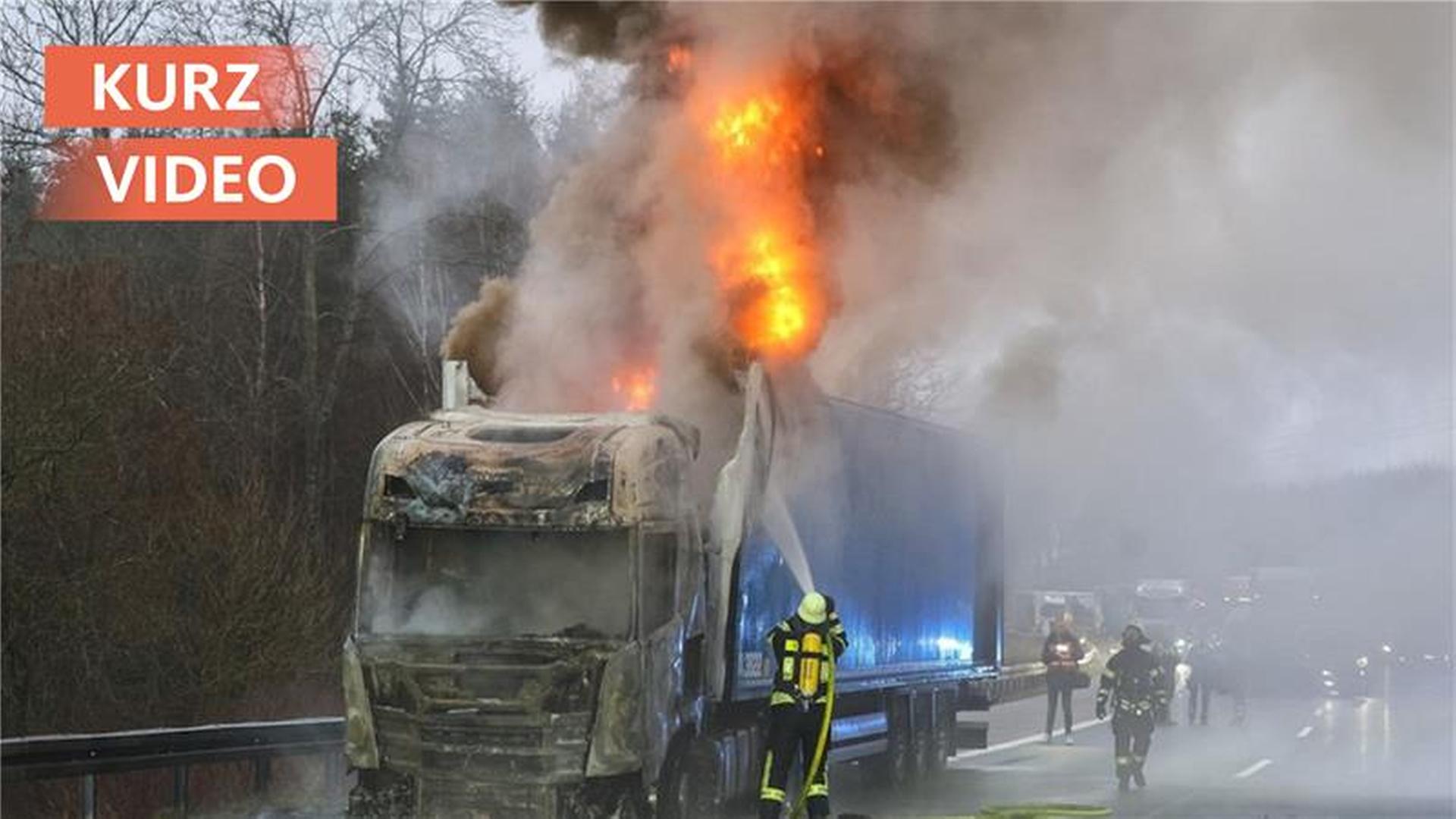 Mit Papier beladener LKW brannte auf der A45 bei Lüdenscheid