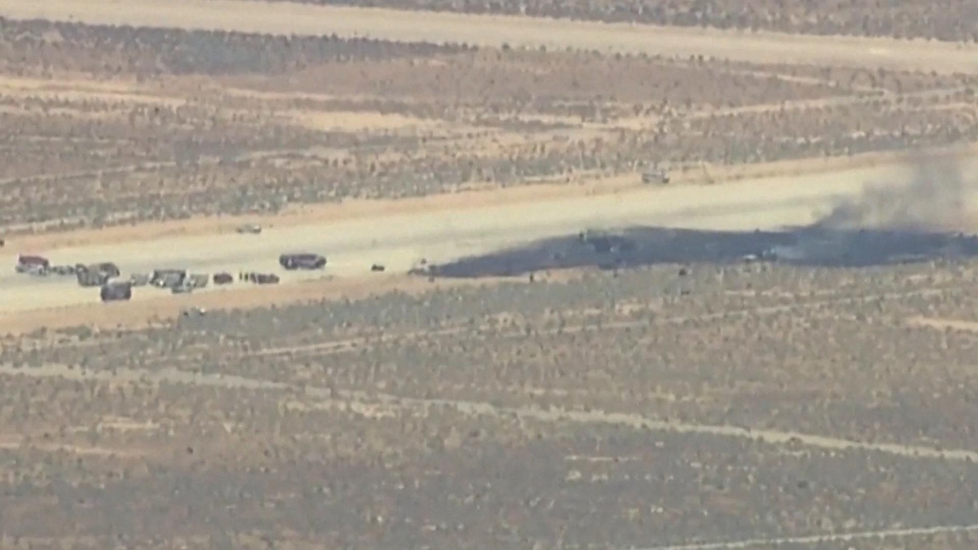 Überreste eines B-52-Bombers sind an der Absturzstelle in Kalifornien zu sehen | via REUTERS
