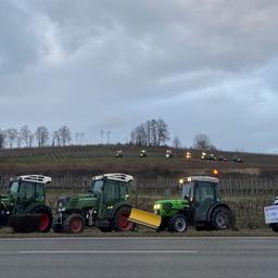 In Hagnau protestieren die Landwirte mit ihren Traktoren