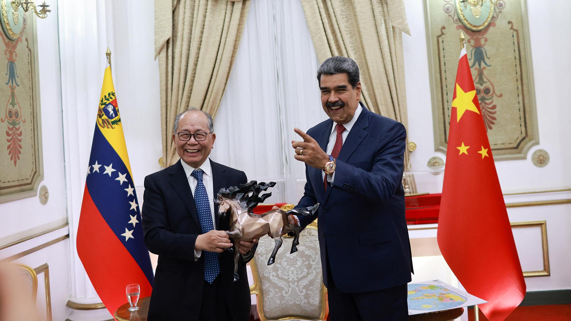 Qiu Xiaoxi und Nicolás Maduro (Archivbild: 2.1.2026) | via REUTERS